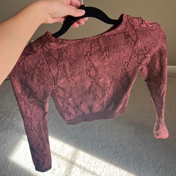 Athletic Long sleeve fabletics crop top - Picture 2 of 2